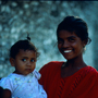 Einheimische Schönheit mit ihrer kleinen Schwester, Lhaviyani Atoll © Wolfgang Herath