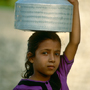 Malediven, Mädchen mit Wasserbehälter © Wolfgang Herath