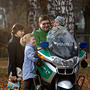 Motorradpolizist mit Kindern, November 2011 © Wolfgang Herath